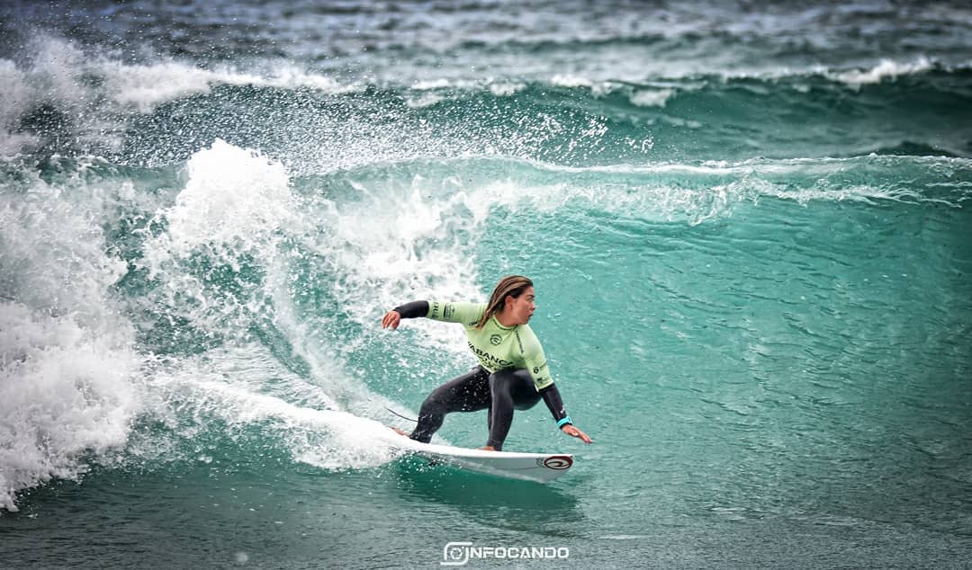 chica surfeando